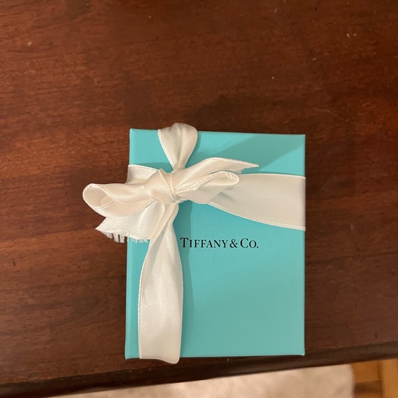 Tiffany & Co box with ribbon - Picture 2 of 3